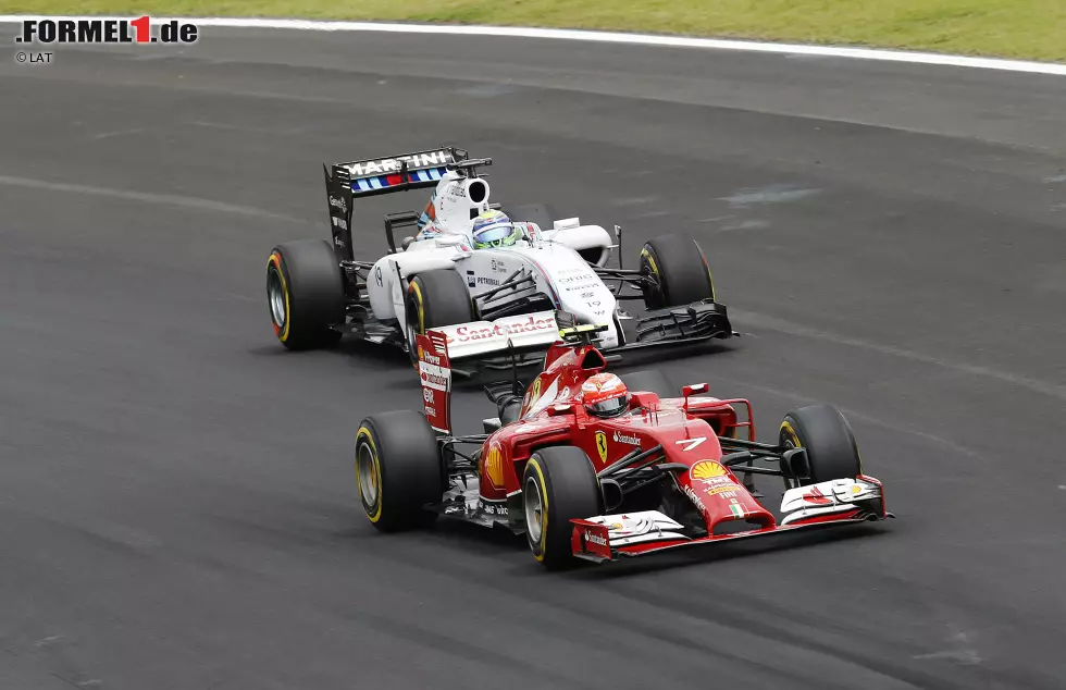 Foto zur News: Kimi Räikkönen vor Felipe Massa