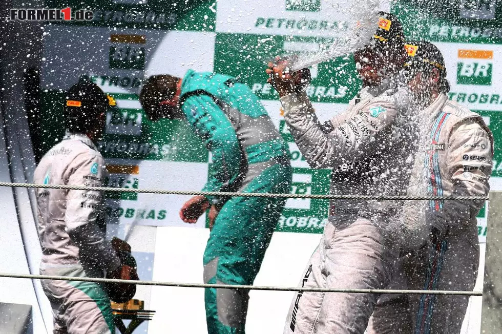 Foto zur News: Nico Rosberg und Lewis Hamilton (Mercedes AMG Petronas Formula One Team) und Felipe Massa