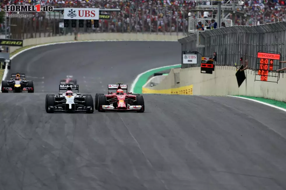 Foto zur News: Jenson Button (McLaren) und Kimi Räikkönen (Ferrari)