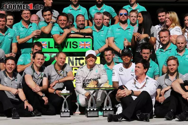 Foto zur News: Nico Rosberg und Lewis Hamilton (Mercedes AMG Petronas Formula One Team)