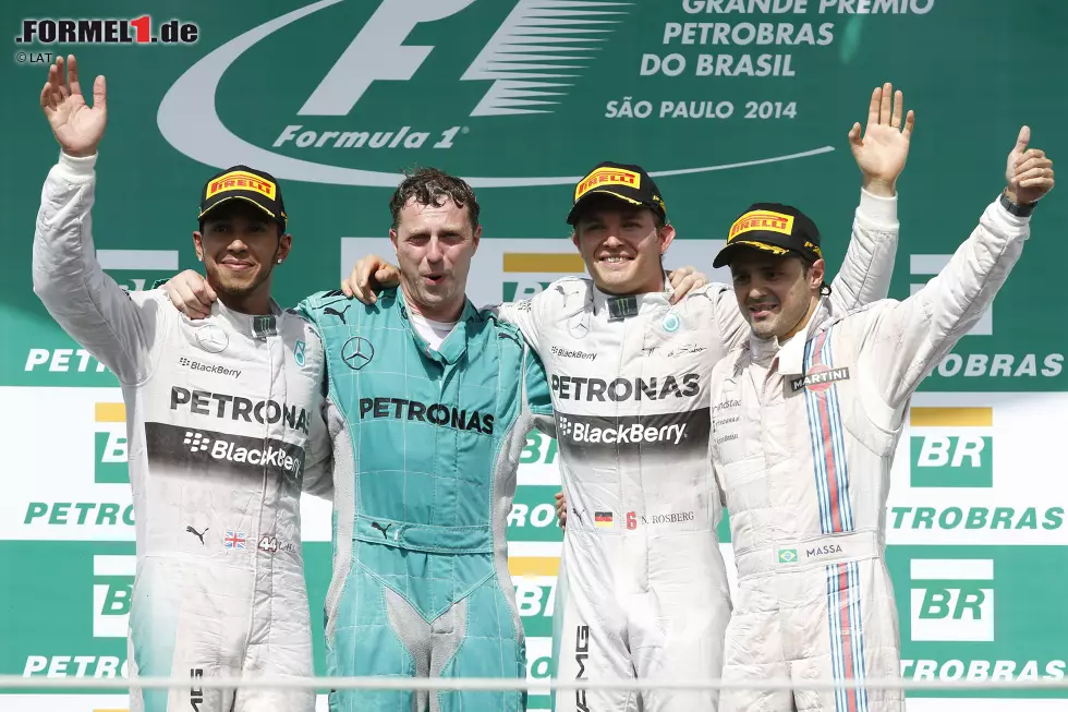 Foto zur News: Nico Rosberg und Lewis Hamilton (Mercedes AMG Petronas Formula One Team) und Felipe Massa