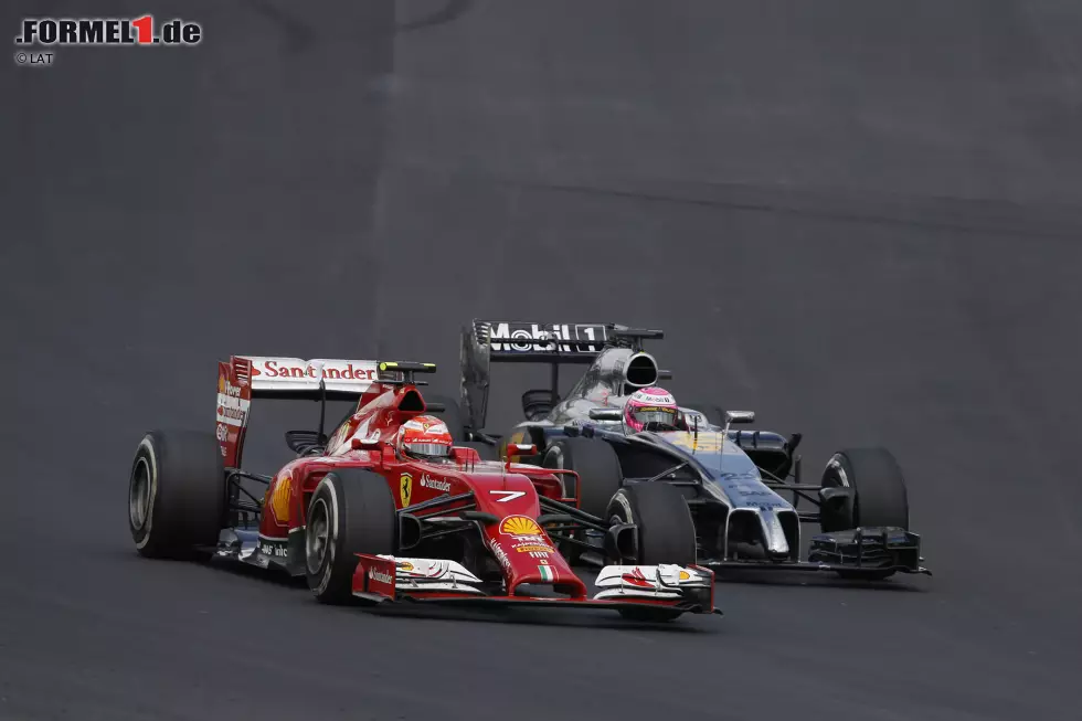 Foto zur News: Kimi Räikkönen (Ferrari) und Jenson Button (McLaren)