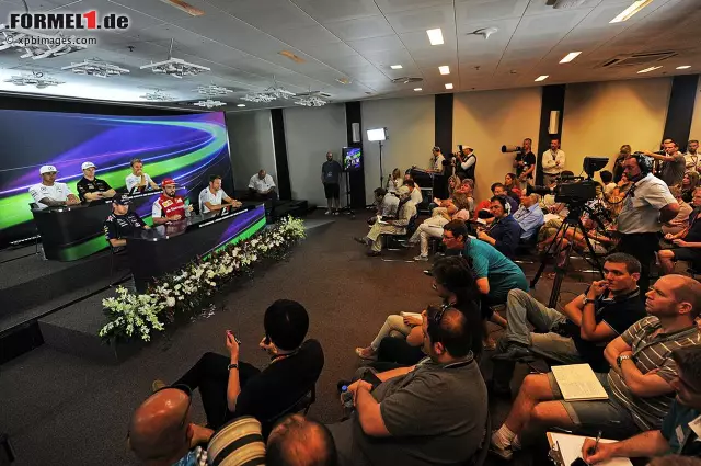 Lewis Hamilton und Nico Rosberg (Mercedes AMG Petronas Formula One Team) bei der Pressekonferenz Foto zur News: Lewis Hamilton und Nico Rosberg (Mercedes AMG Petronas Formula One Team) bei der Pressekonferenz