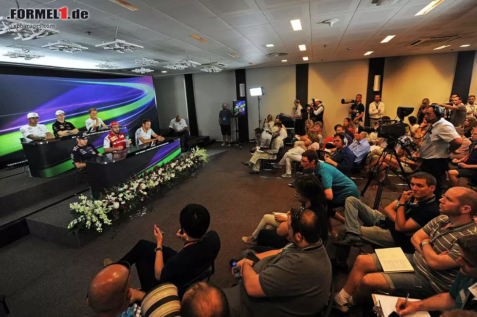Foto zur News: Lewis Hamilton und Nico Rosberg (Mercedes AMG Petronas Formula One Team) bei der Pressekonferenz