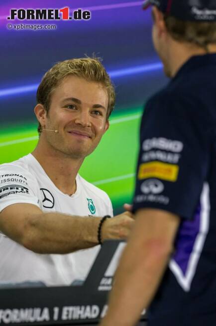 Foto zur News: Nico Rosberg (Mercedes) und Sebastian Vettel (Red Bull)
