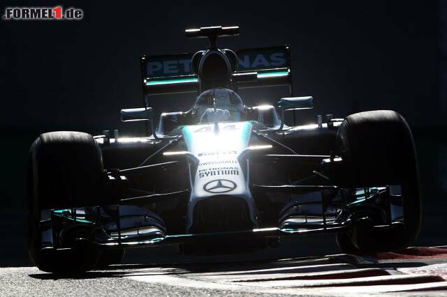 Foto zur News: Lewis Hamilton leistete sich am Nachmittag zu viele kleine Fahrfehler und konnte nur auf diesem Foto glänzen - Rang zwei mit 0,386 Sekunden Rückstand
