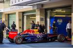 Foto zur News: Auch das Auto von Sebastian Vettel (Red Bull) besteht die technische Abnahme nach dem Qualifying nicht