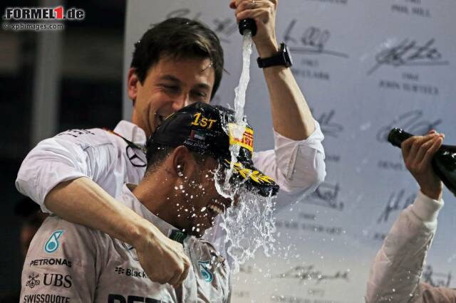 Foto zur News: Lewis Hamilton und Toto Wolff (Mercedes AMG Petronas Formula One Team)
