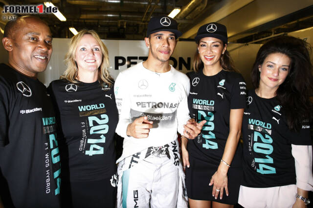 Foto zur News: Weltmeister Lewis Hamilton mit seinen Liebsten in der Mercedes-Box