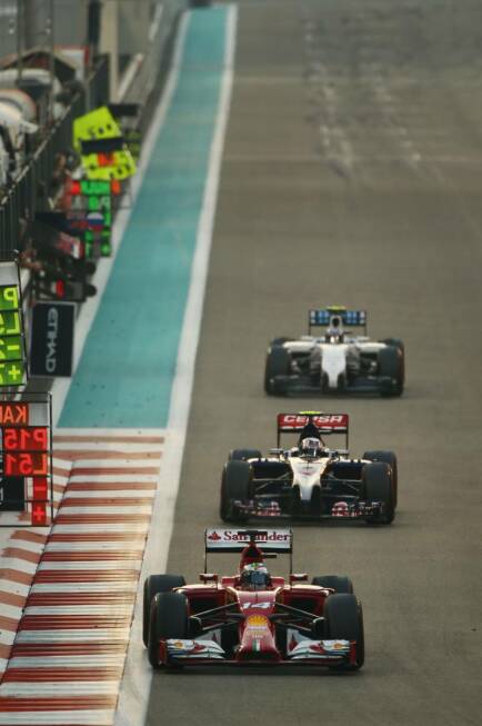 Foto zur News: Fernando Alonso fuhr auch in Abu Dhabi der Spitze hinterher