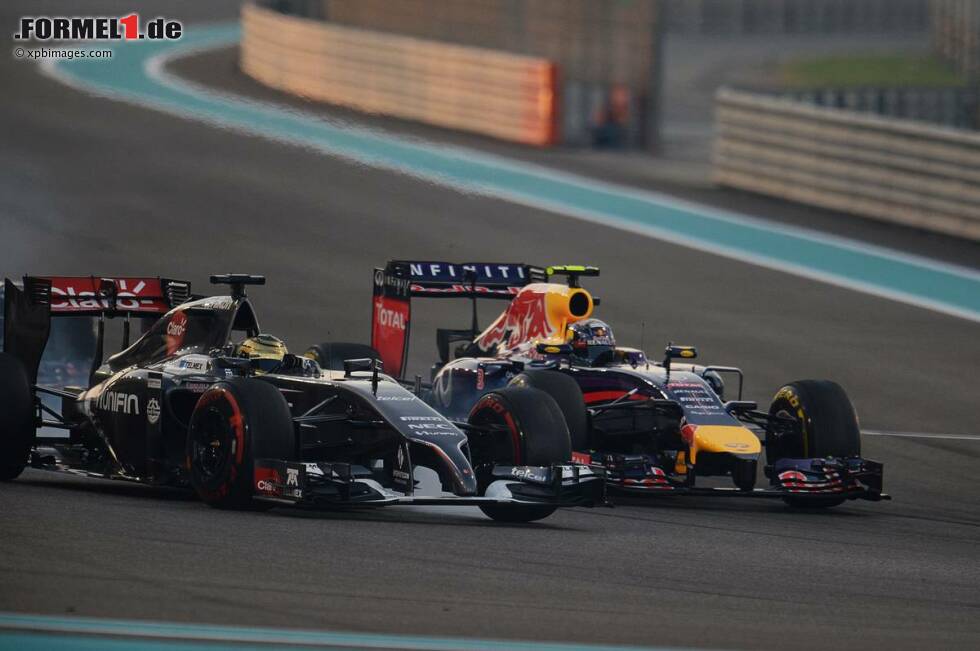 Foto zur News: Adrian Sutil (Sauber) und Daniel Ricciardo (Red Bull)