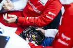 Foto zur News: Sebastian Vettel mit dem Ferrari-Lenkrad