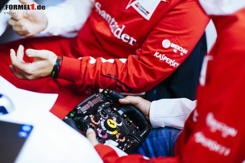 Foto zur News: Sebastian Vettel mit dem Ferrari-Lenkrad