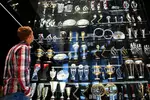 Foto zur News: Sebastian Vettel vor dem Schrank mit den Pokalen