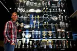 Foto zur News: Sebastian Vettel vor dem Schrank mit den Pokalen