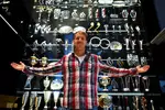 Foto zur News: Sebastian Vettel vor dem Schrank mit den Pokalen