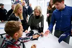 Foto zur News: Sebastian Vettel schreibt Autogramme