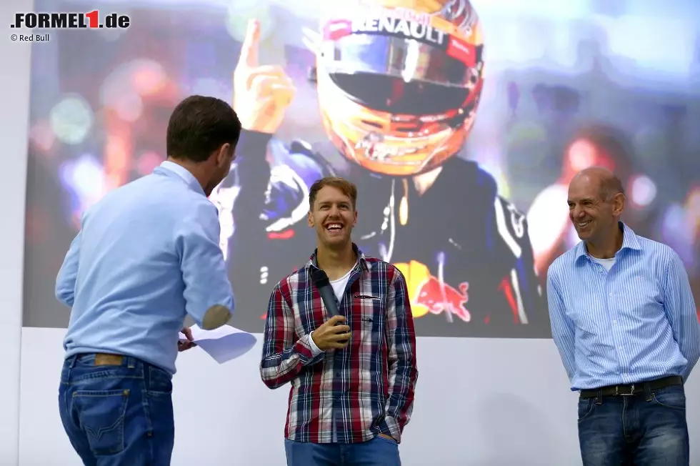 Foto zur News: Christian Horner, Sebastian Vettel und Adrian Newey