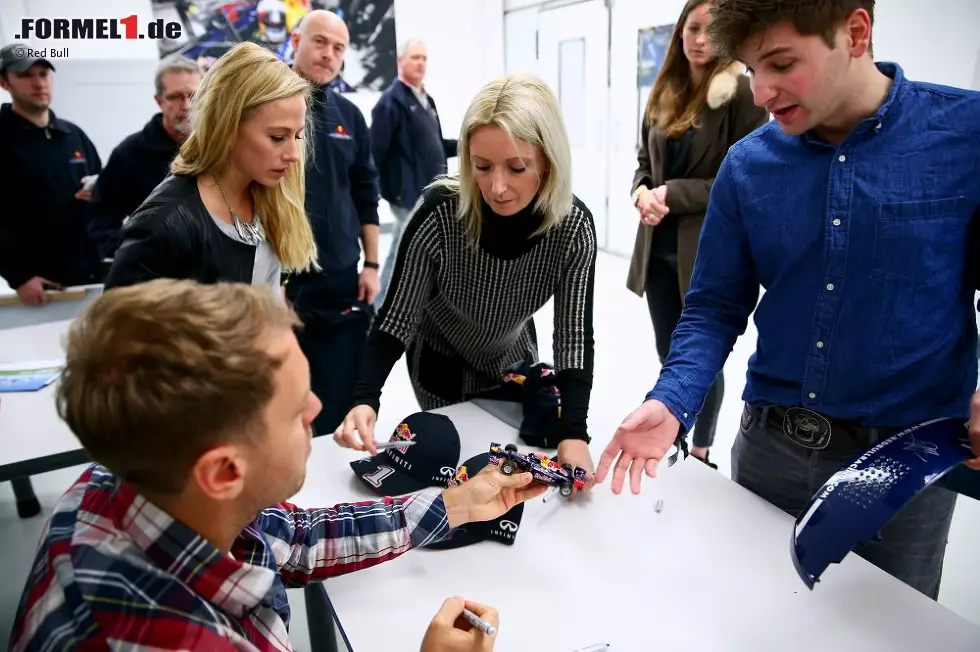 Foto zur News: Sebastian Vettel schreibt Autogramme