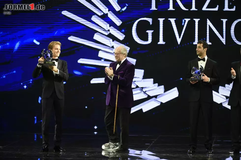 Foto zur News: Nico Rosberg (Mercedes) und Daniel Ricciardo (Red Bull)