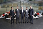 Foto zur News: Jenson Button, Fernando Alonso, Ron Dennis, Kevin Magnussen und  Yasuhisa Arai