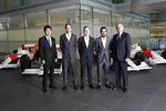 Foto zur News: Jenson Button, Fernando Alonso, Ron Dennis, Kevin Magnussen und  Yasuhisa Arai