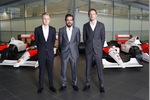 Foto zur News: Jenson Button, Fernando Alonso und  Kevin Magnussen (McLaren)
