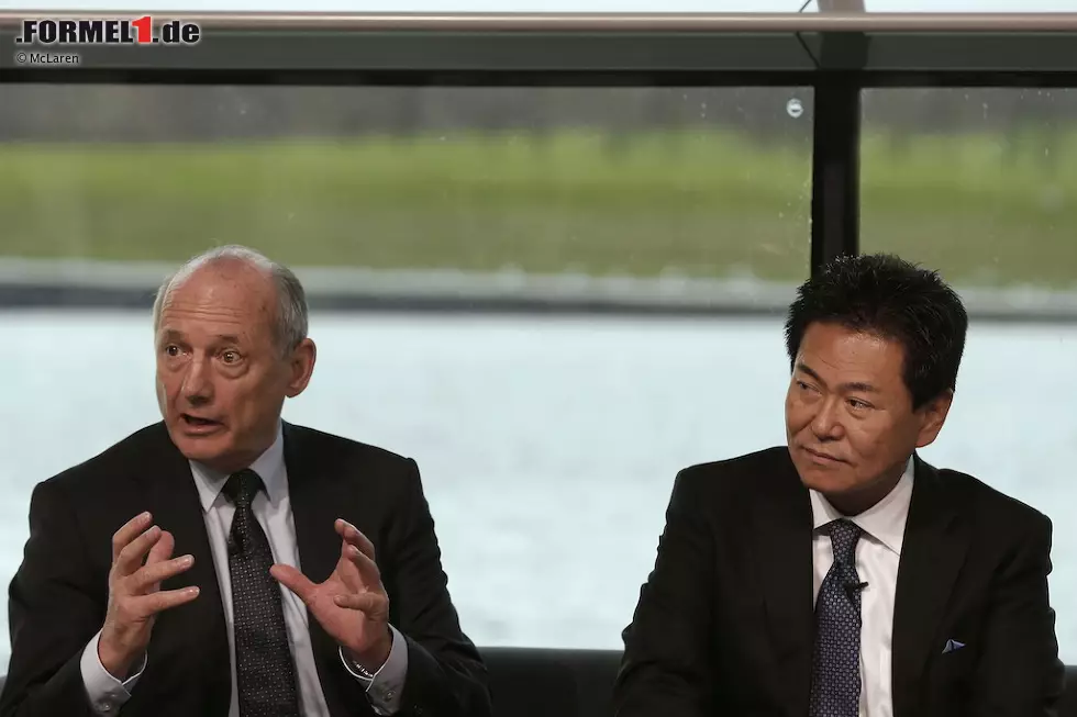 Foto zur News: Ron Dennis (McLaren) und  Yasuhisa Arai