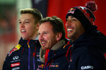 Foto zur News: Daniil Kwjat, Christian Horner und Daniel Ricciardo (Red Bull)