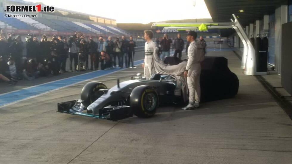Foto zur News: Lewis Hamilton und Nico Rosberg mit dem Mercedes F1 W06 Hybrid