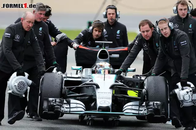 Foto zur News: Das Kilometerwunder Mercedes F1 W06 Hybrid erleidet den ersten technischen Defekt des Jahres: Problem im Wassersystem.