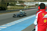 Foto zur News: Nico Rosberg (Mercedes) wird von einem Ferrari-Ingenieur beobachtet