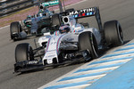 Foto zur News: Valtteri Bottas (Williams) vor Nico Rosberg (Mercedes)