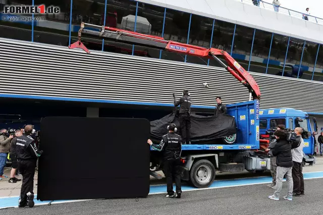 Foto zur News: Eine weitere rote Flagge geht auf das Konto von Nico Rosberg: Die Elektronik schaltet den Motor präventiv ab. Kleine Ursache, große Wirkung.