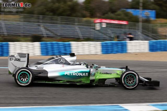 Foto zur News: Trotzdem schafft der Mercedes-Fahrer sagenhafte 151 Runden und schraubt sein Wochenkonto auf viereinhalb Renndistanzen in nur zwei Tagen!