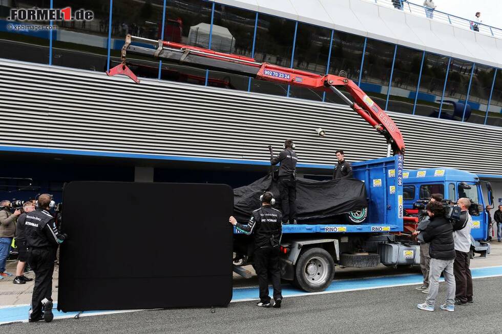 Foto zur News: Eine weitere rote Flagge geht auf das Konto von Nico Rosberg: Die Elektronik schaltet den Motor präventiv ab. Kleine Ursache, große Wirkung.