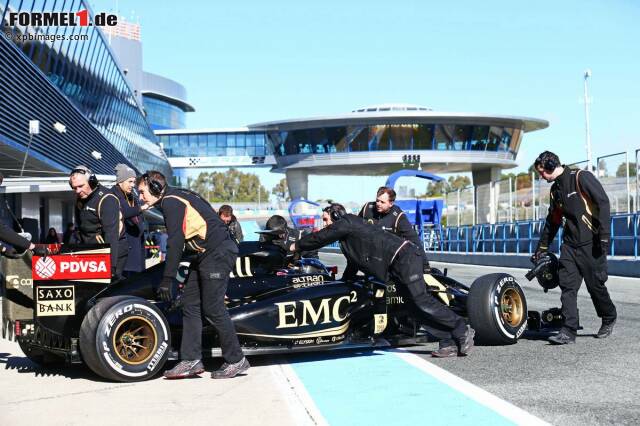 Foto zur News: Für Lotus war der Tag hingegen vorzeitig beendet. Ein Problem am Mercedes-Antrieb ließ Romain Grosjean früher Feierabend machen. Der Franzose schaffte zuvor 53 Runden.