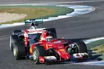 Foto zur News: Kimi Räikkönen (Ferrari) und Lewis Hamilton (Mercedes)