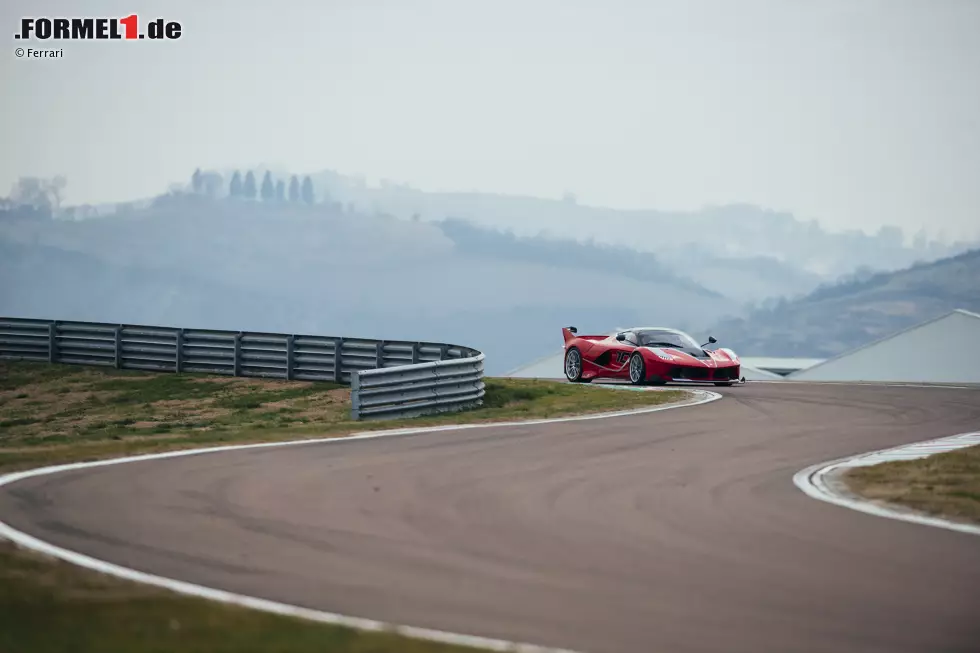 Foto zur News: Sebastian Vettel (Ferrari) testet den 1.000 PS starken FXX K in Fiorano