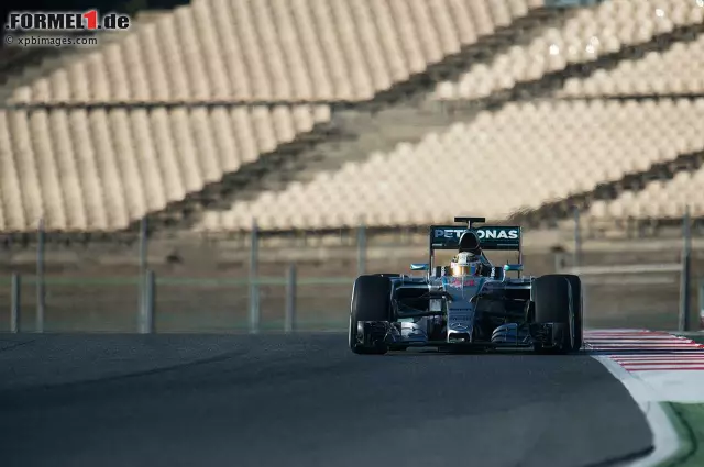 Lewis Hamilton, dessen Fieber seit gestern gesunken ist, übernahm den W06 und fuhr (erfolgreich) eine Rennsimulation. Mercedes hinterlässt weiterhin einen starken Eindruck. Foto zur News: Lewis Hamilton, dessen Fieber seit gestern gesunken ist, übernahm den W06 und fuhr (erfolgreich) eine Rennsimulation. Mercedes hinterlässt weiterhin einen starken Eindruck.