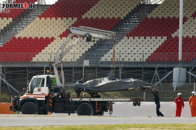 Foto zur News: Nach einer Kollision am Nachmitag mussten der Williams und der Sauber abgeschleppt werden.