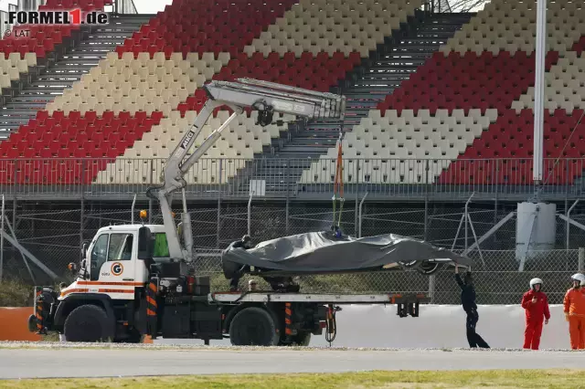 Foto zur News: Nach einer Kollision am Nachmitag mussten der Williams und der Sauber abgeschleppt werden.