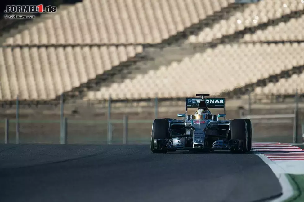 Lewis Hamilton, dessen Fieber seit gestern gesunken ist, übernahm den W06 und fuhr (erfolgreich) eine Rennsimulation. Mercedes hinterlässt weiterhin einen starken Eindruck. Foto zur News: Lewis Hamilton, dessen Fieber seit gestern gesunken ist, übernahm den W06 und fuhr (erfolgreich) eine Rennsimulation. Mercedes hinterlässt weiterhin einen starken Eindruck.