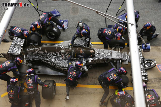 Foto zur News: Das Auto kam aber schnell wieder in Fahrt, woraufhin Red Bull fleißig Boxenstopps trainierte.