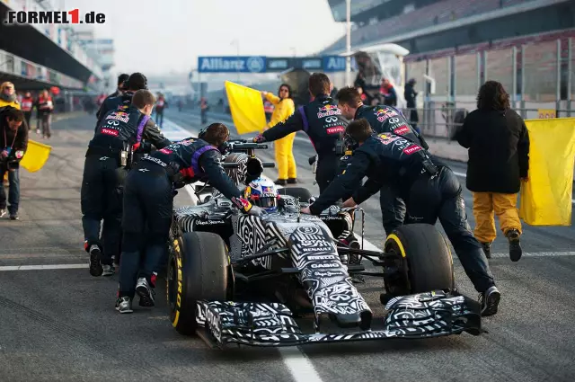 Foto zur News: Sorgfältig abgesichert schoben die Mechaniker Ricciardos Red Bull zurück in die Box.