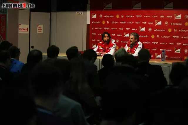 Hoher Besuch in Barcelona. Ferrari-Teamchef Maurizio Arrivabene stand den Journalisten Rede und Antwort. Foto zur News: Hoher Besuch in Barcelona. Ferrari-Teamchef Maurizio Arrivabene stand den Journalisten Rede und Antwort.
