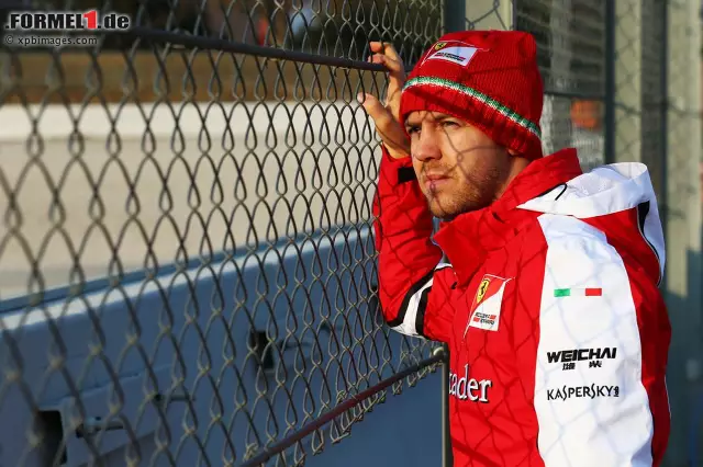 Am Freitag noch Zaungast, aber morgen darf Sebastian Vettel in den Ferrari steigen. Foto zur News: Am Freitag noch Zaungast, aber morgen darf Sebastian Vettel in den Ferrari steigen.