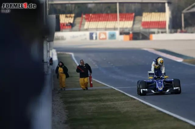 Als sich die Sonne schon über die Strecke senkte, sorgte Marcus Ericsson (Sauber) für die letzte rote Flagge des Tages, als er auf der Start-Ziel-Geraden ausrollte. Foto zur News: Als sich die Sonne schon über die Strecke senkte, sorgte Marcus Ericsson (Sauber) für die letzte rote Flagge des Tages, als er auf der Start-Ziel-Geraden ausrollte.