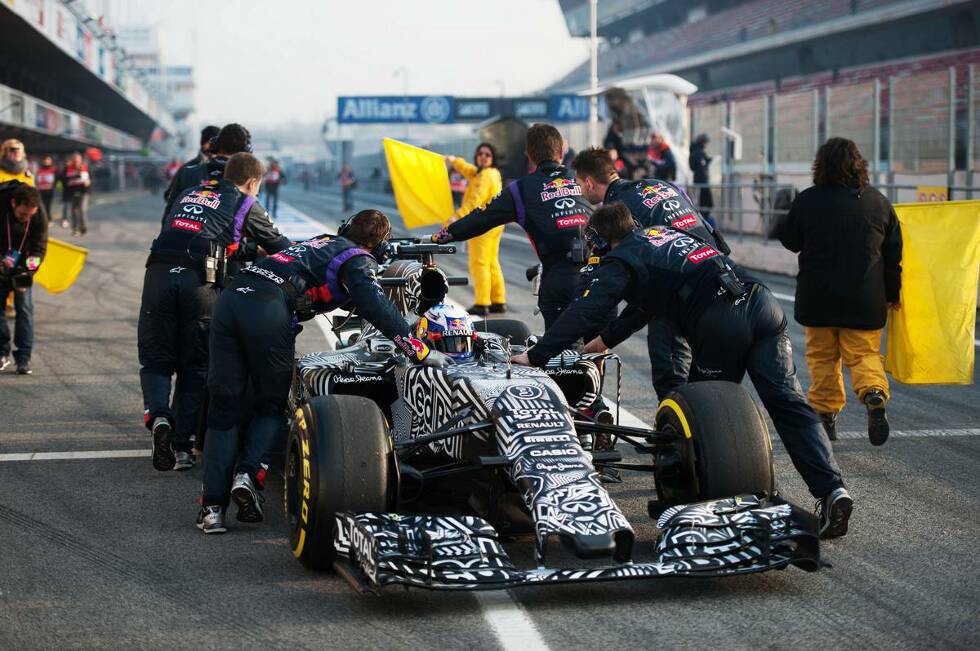 Foto zur News: Sorgfältig abgesichert schoben die Mechaniker Ricciardos Red Bull zurück in die Box.