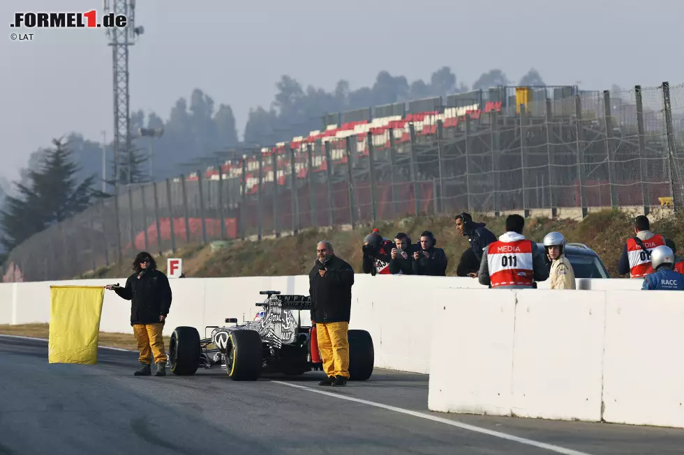 Foto zur News: Daniel Ricciardo (Red Bull) blieb um kurz nach 9 Uhr am Ende der Boxengasse stehen und sorgte damit für eine frühe rote Flagge.